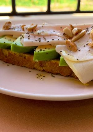 Foto principal de Pan de cúrcuma y nueces con aguacate, queso fresco y pavo