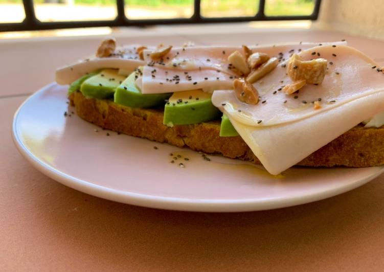 Pan de cúrcuma y nueces con aguacate, queso fresco y pavo