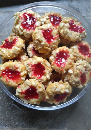 Foto resep Strawberry Thumbprint Cashew Peanut Cookies