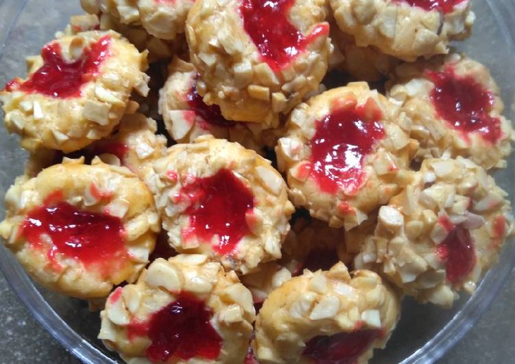 Bagaimana Menyiapkan Strawberry Thumbprint Cashew Peanut Cookies, Lezat