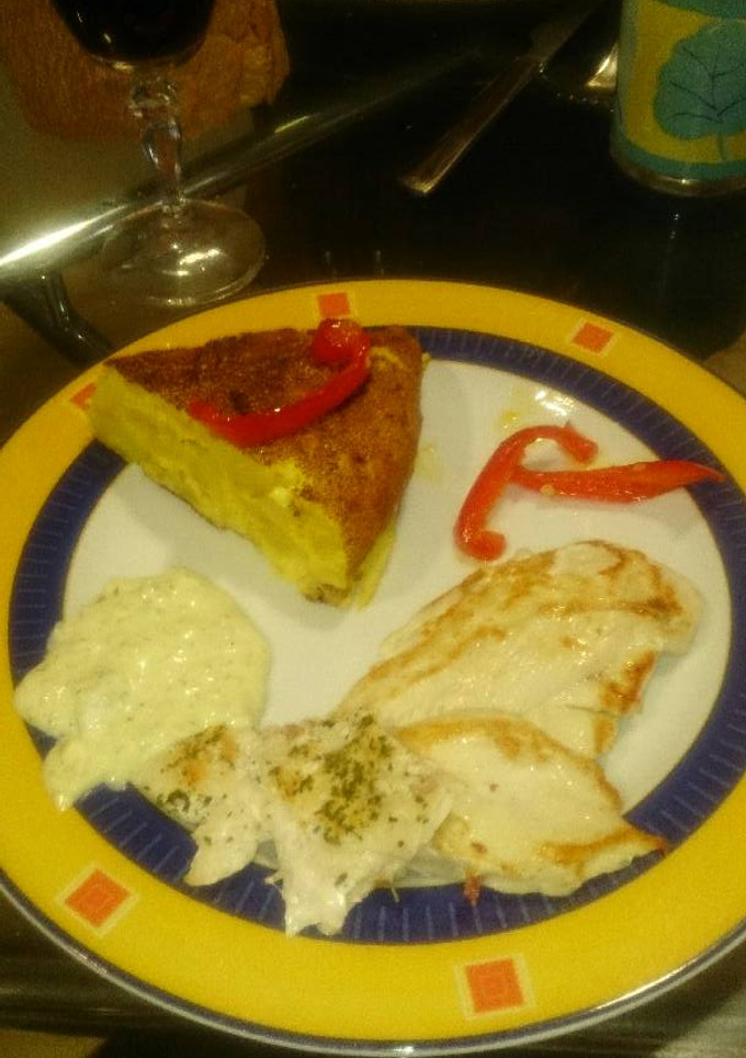 Una foto de Pollo a la plancha, salsa tártara y pimientos caramelizados