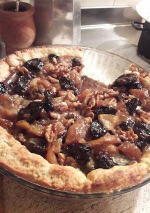 Una foto de Tarta especiada de nueces, ciruelas pasas y frutas