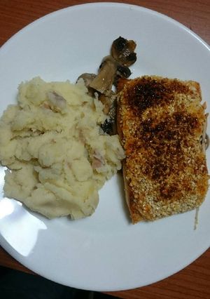 Una foto de Salmón encostrado en ajonjolí