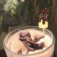 A picture of Healthy banana and chocolate shake.