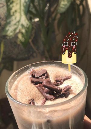 A picture of Healthy banana and chocolate shake.