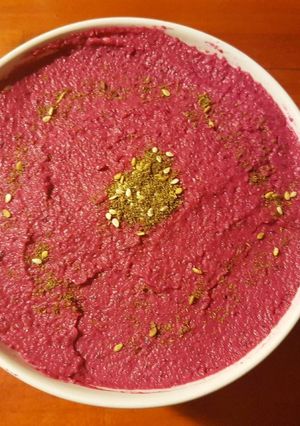 Une photo de Houmous à la betterave
