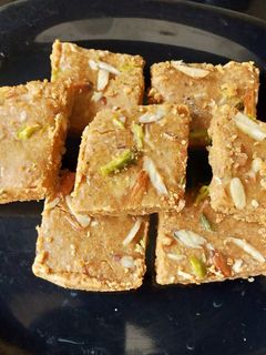બેસનમાવા બરફી(besan mava barfi recipe in Gujarati) રેસીપી મુખ્ય ફોટો