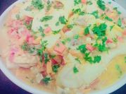 Una foto de cuartos de pollo olla