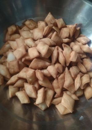 સક્કરપારા (Shakkarpara Recipe In Gujarati) રેસીપી મુખ્ય ફોટો