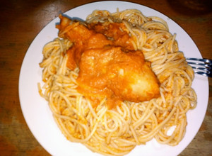 Una foto de Tallarín rojo con Pollo