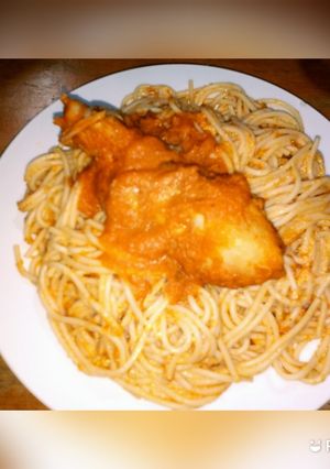 Una foto de Tallarín rojo con Pollo