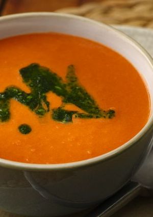 Una foto de SOPA CREMA DE TOMATE Y MORRÓN AHUMADO