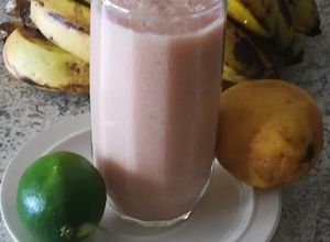 Una foto de Batido de Cambur, guayaba, limón y celery