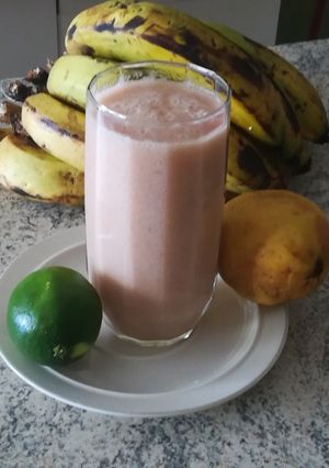 Una foto de Batido de Cambur, guayaba, limón y celery