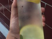 Gambar infused water lemon dan daun mint