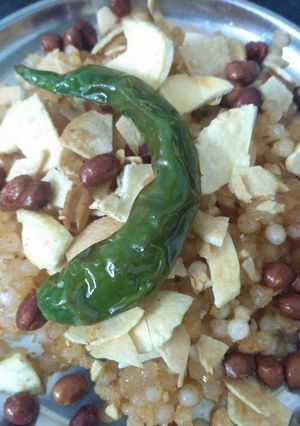 A picture of Sabudana misal.