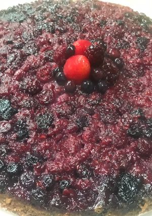 Una foto de Torta invertida de frutos rojos