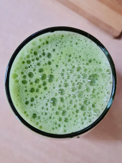 Una foto de Licuado de albahaca y pera 🌱 🍐 Verde que te quiero verde. F. G. L. 💚 💚 💚