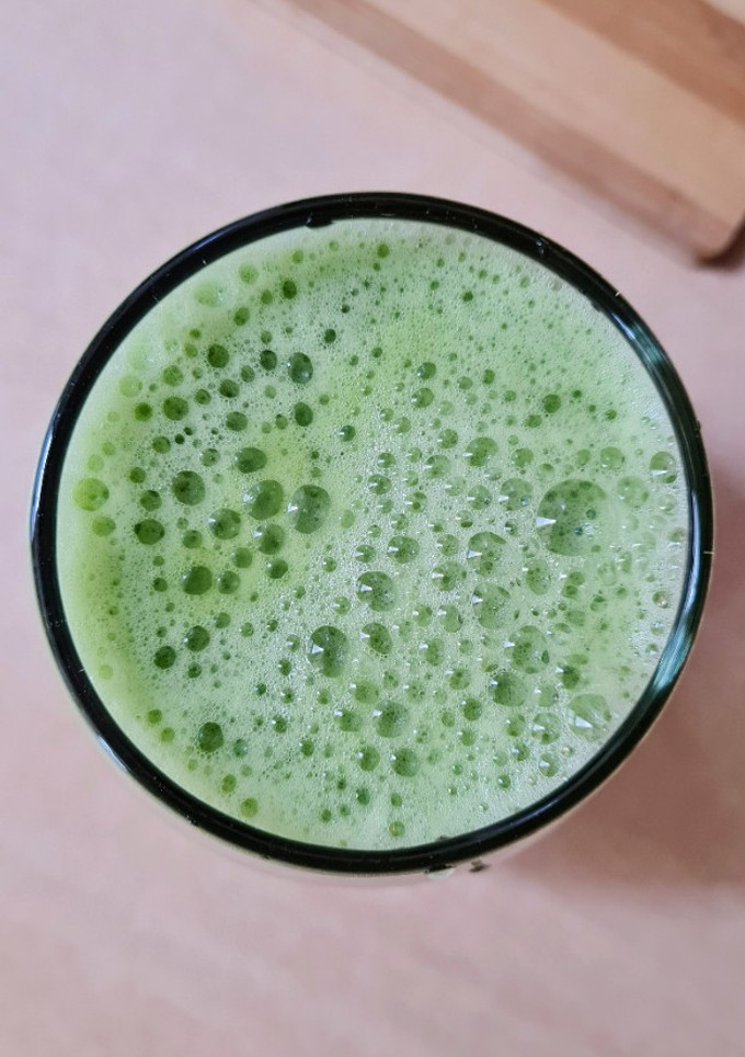 Una foto de Licuado de albahaca y pera 🌱 🍐 Verde que te quiero verde. F. G. L. 💚 💚 💚