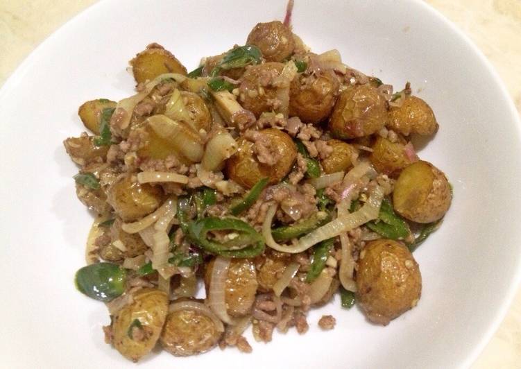 Sautéed baby potatoes with ground beef (lunch)