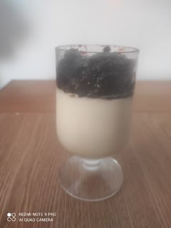 O poză a rețetei Panna Cotta cu Lămâie și Sos de fructe de pădure.
