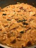 Estrogonofe de frango com champignon e palmito