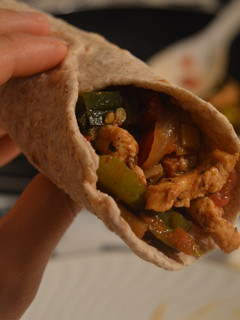 Una foto de Fajitas de pollo y verduras