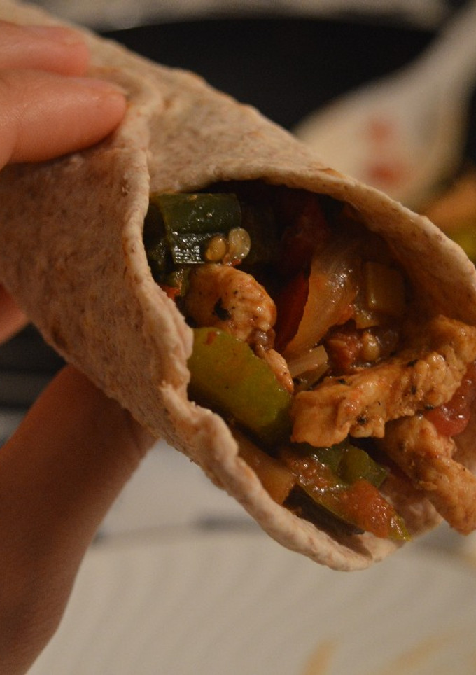 Una foto de Fajitas de pollo y verduras