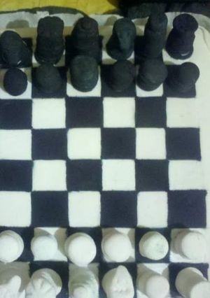 Una foto de Torta de vainilla ajedrez♟️♟️♟️decorada en fondant rellena de dulce de leche