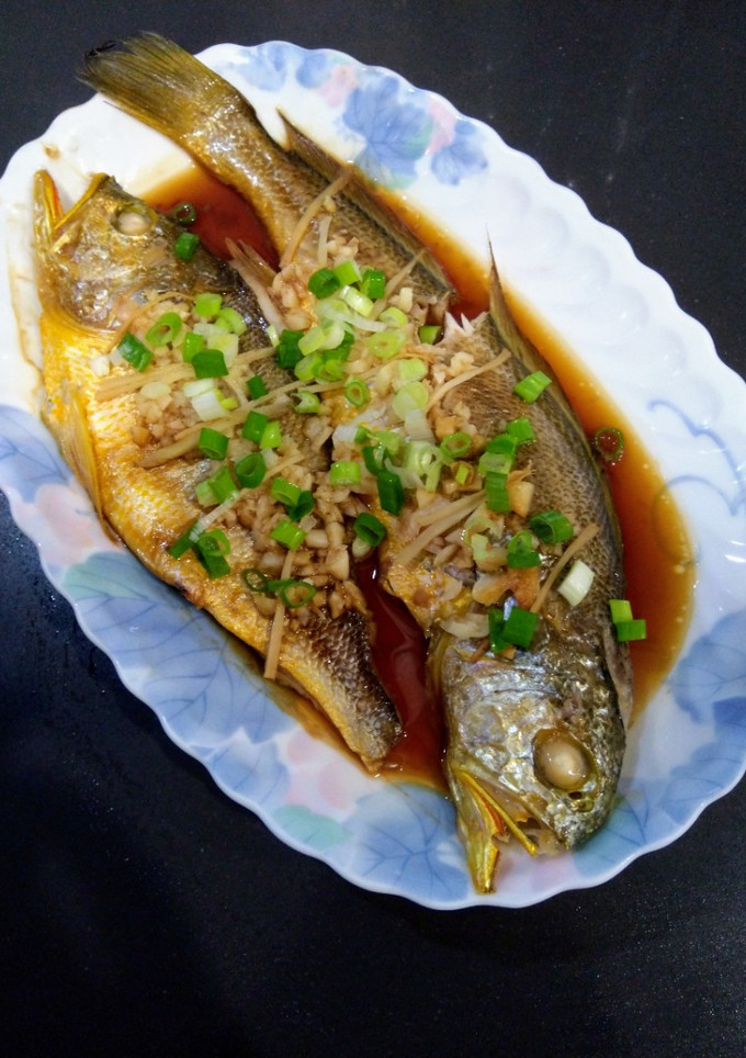 蒜味蒸魚（低醣生酮餐）（家常菜）（簡單料理）（電鍋料理） 的食譜成品照片