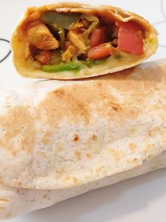 Una foto de Fajitas de pollo con queso y aguacate