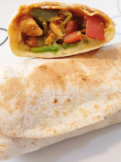 Una foto de Fajitas de pollo con queso y aguacate