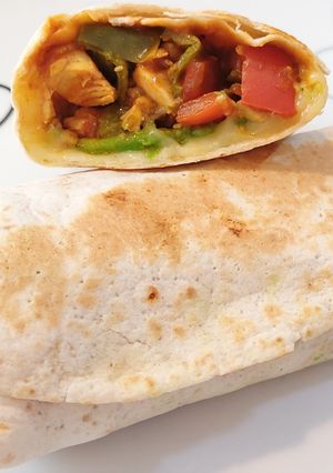 Una foto de Fajitas de pollo con queso y aguacate