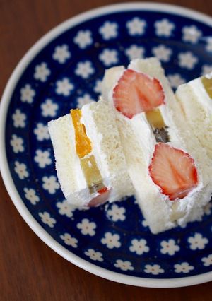 A picture of Fruit Sandwich.
