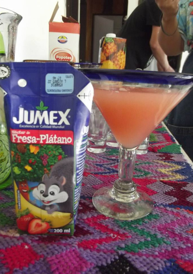 Una foto de Pulque de fresa y plátano