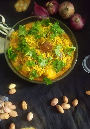 આખી ડુંગળી નું શાક (Akhi Dungli Shak Recipe In Gujarati) રેસીપી મુખ્ય ફોટો