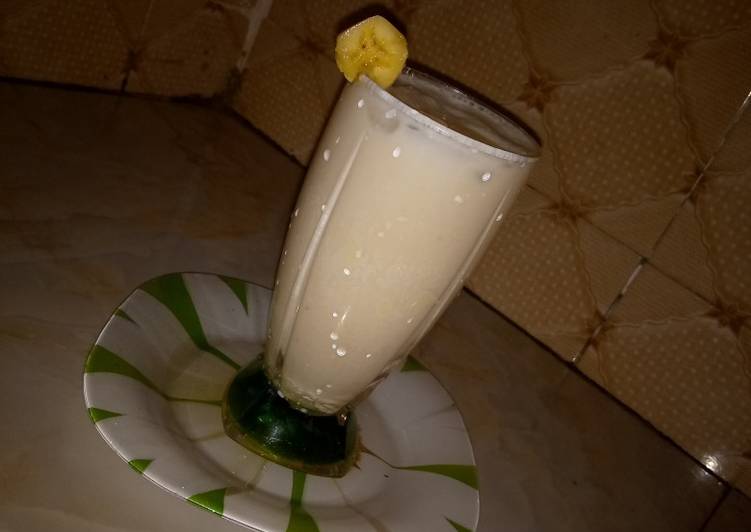 Healthy oats and banana smoothie