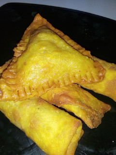 A picture of Spring rolls & Samosa.