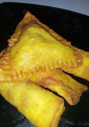 A picture of Spring rolls & Samosa.