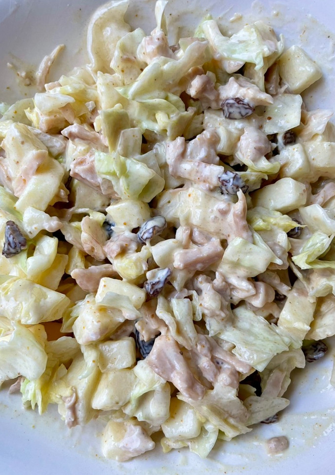 Una foto de Ensalada de pollo con curry