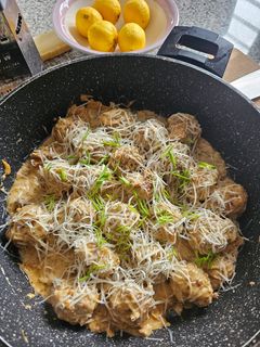 Una foto de Albóndigas con salsa de portobellos y parmesano