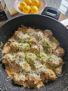 Una foto de Albóndigas con salsa de portobellos y parmesano