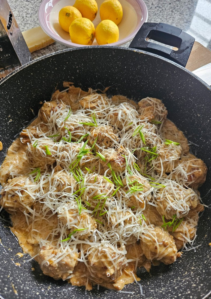 Una foto de Albóndigas con salsa de portobellos y parmesano