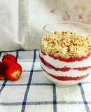 Parfait con yogurt greco, fragole e fiocchi d'avena