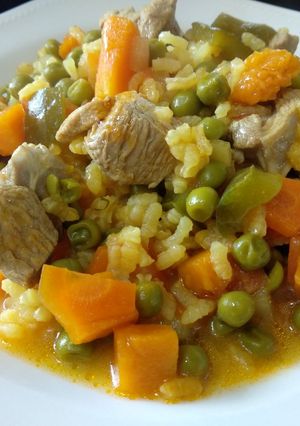 Una foto de Pavo con arroz y verduritas