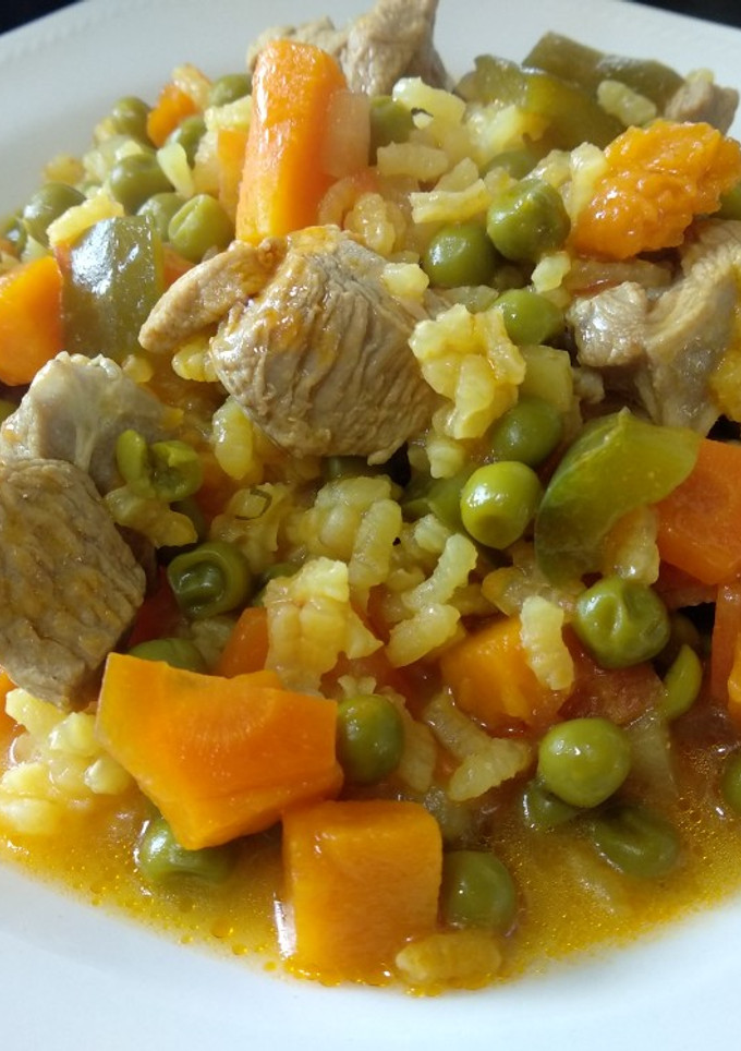 Una foto de Pavo con arroz y verduritas