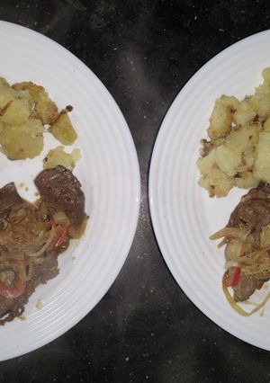 Una foto de Churrasquitos y papas en la plancheta