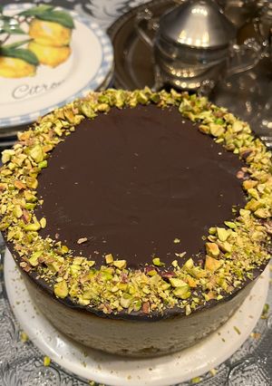 Una foto de Tarta de Queso con cobertura de Chocolate Dubái!!