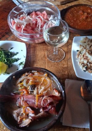 Una foto de Sopa de pejesapo con choritos
