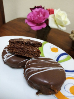 Una foto de Alfajores de chocolate!